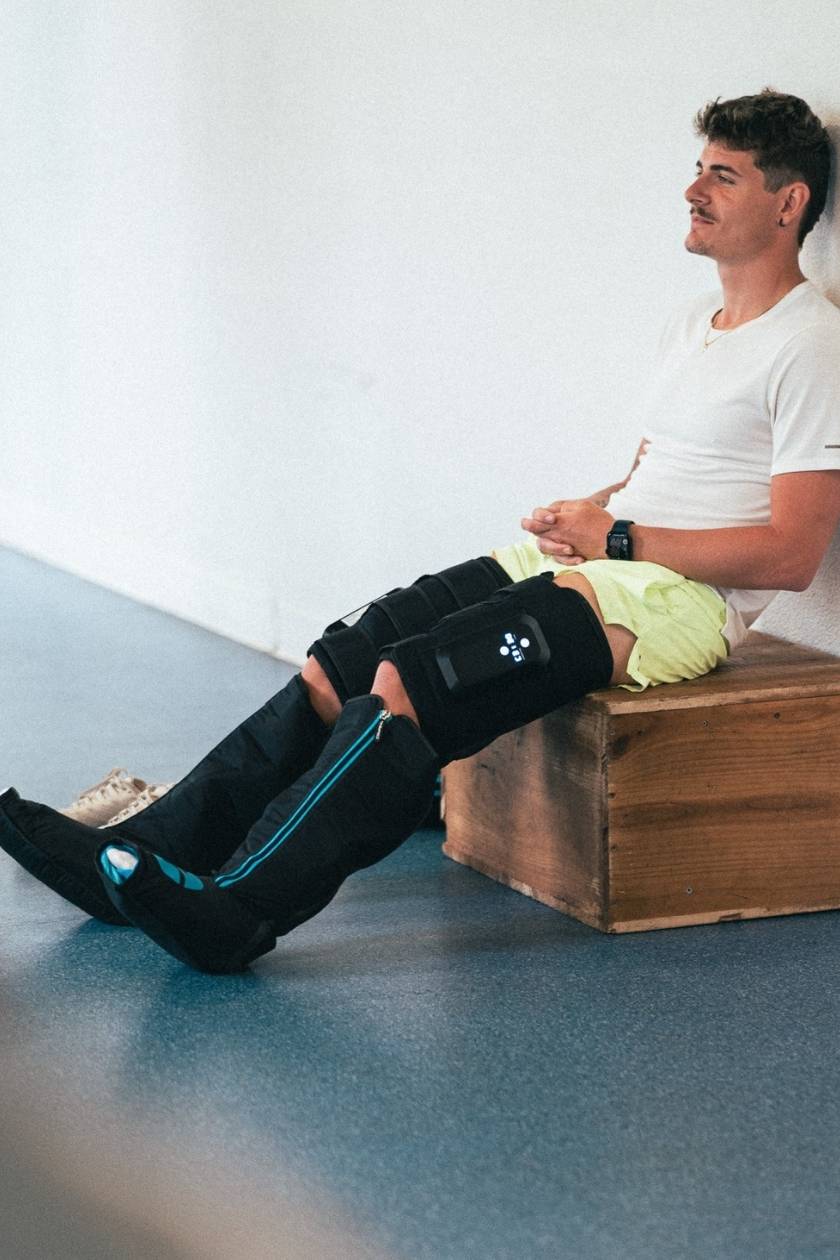 Ayre™ Wireless Compression Boots for Recovery | Compex – Compex